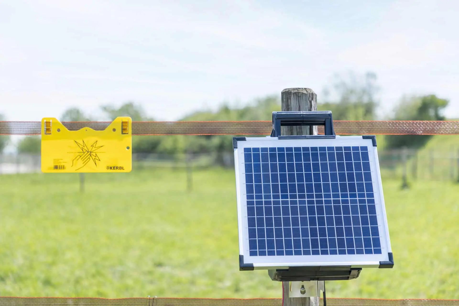 AKO SunPower S1500 Weidezaungerät Solar, 1,5 Joule, im Einsatz, Solarpanel