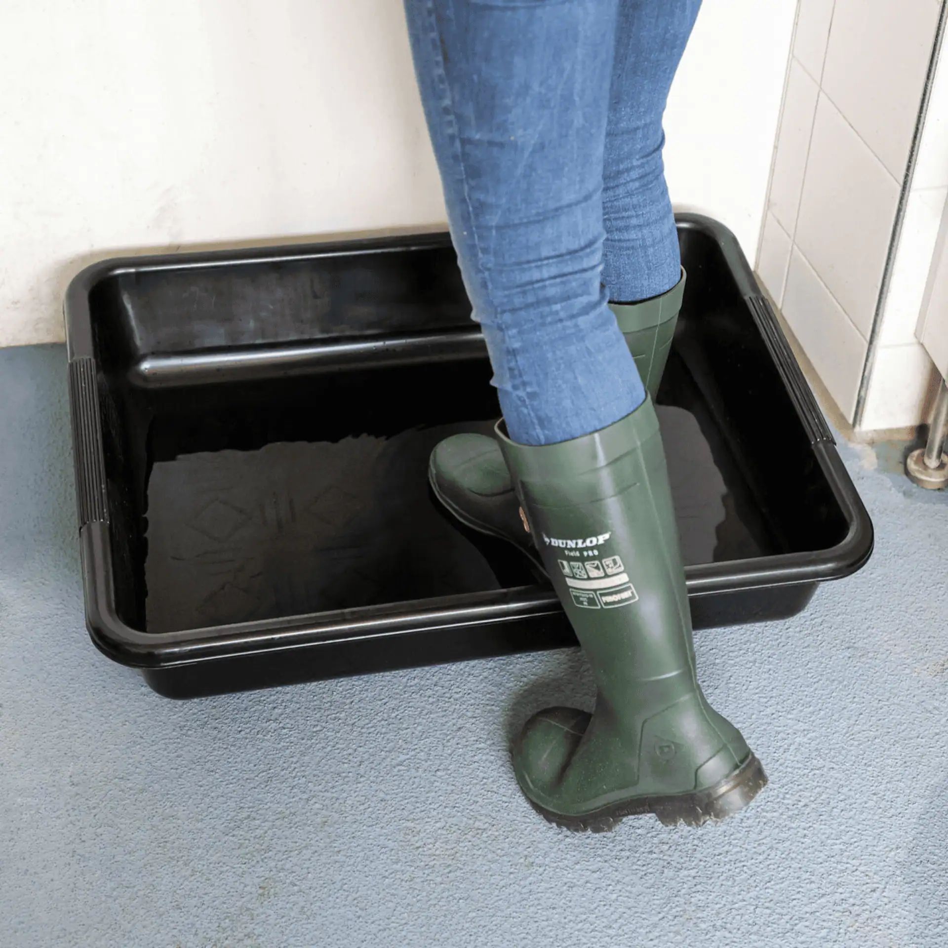 Bac de désinfection pour bottes Premium Kerbl 74 x 57 cm, en utilisation