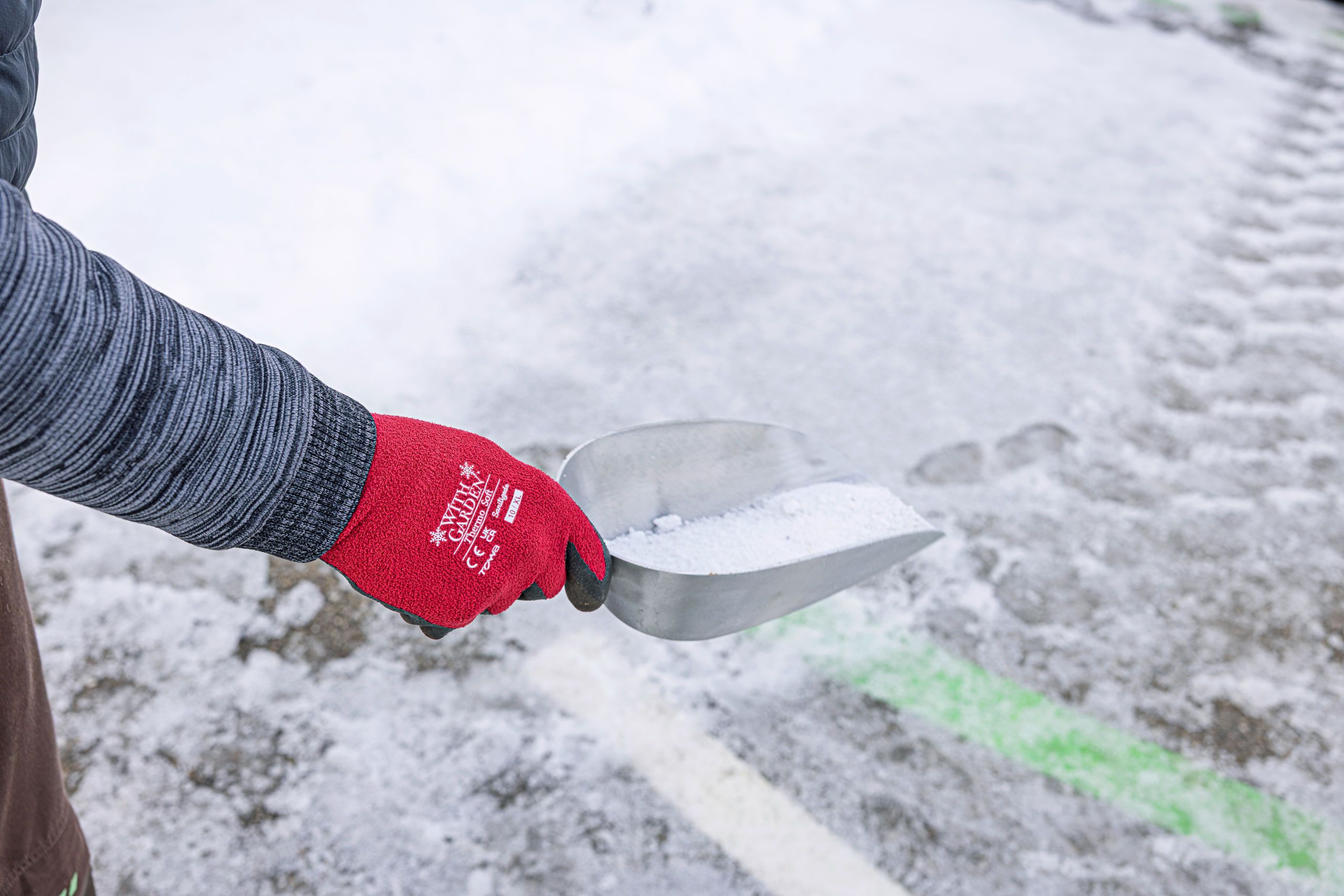 Kerbl WithGarden Thermo Soft Winterhandschuh, Latex, im Einsatz