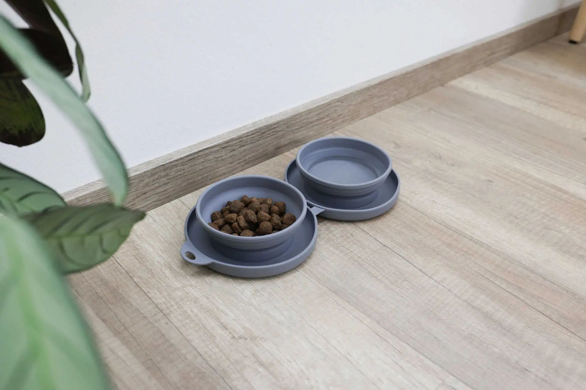 Kerbl Bol de voiaj pliabil pentru câini și pisici, gri, 2x 300 ml, în utilizare, în interior
