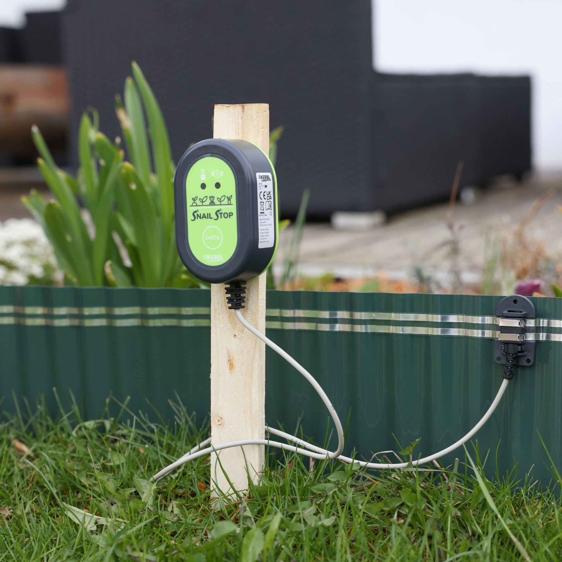 Kerbl SnailStop Elektrischer Schneckenzaun Starter Set, im Einsatz