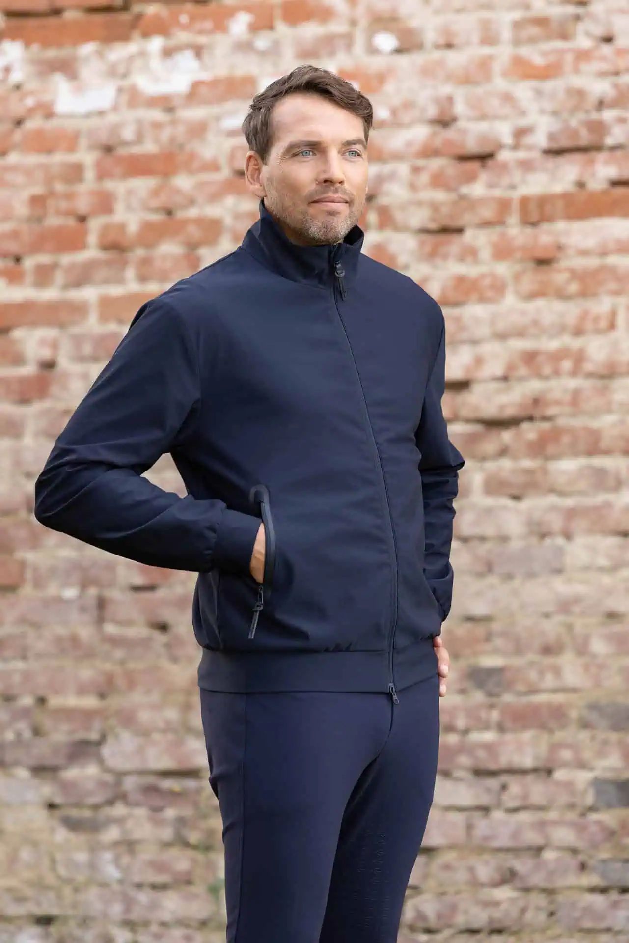 Blouson homme Covalliero, marine foncé, déperlant jusqu'à 5000 mm, en utilisation