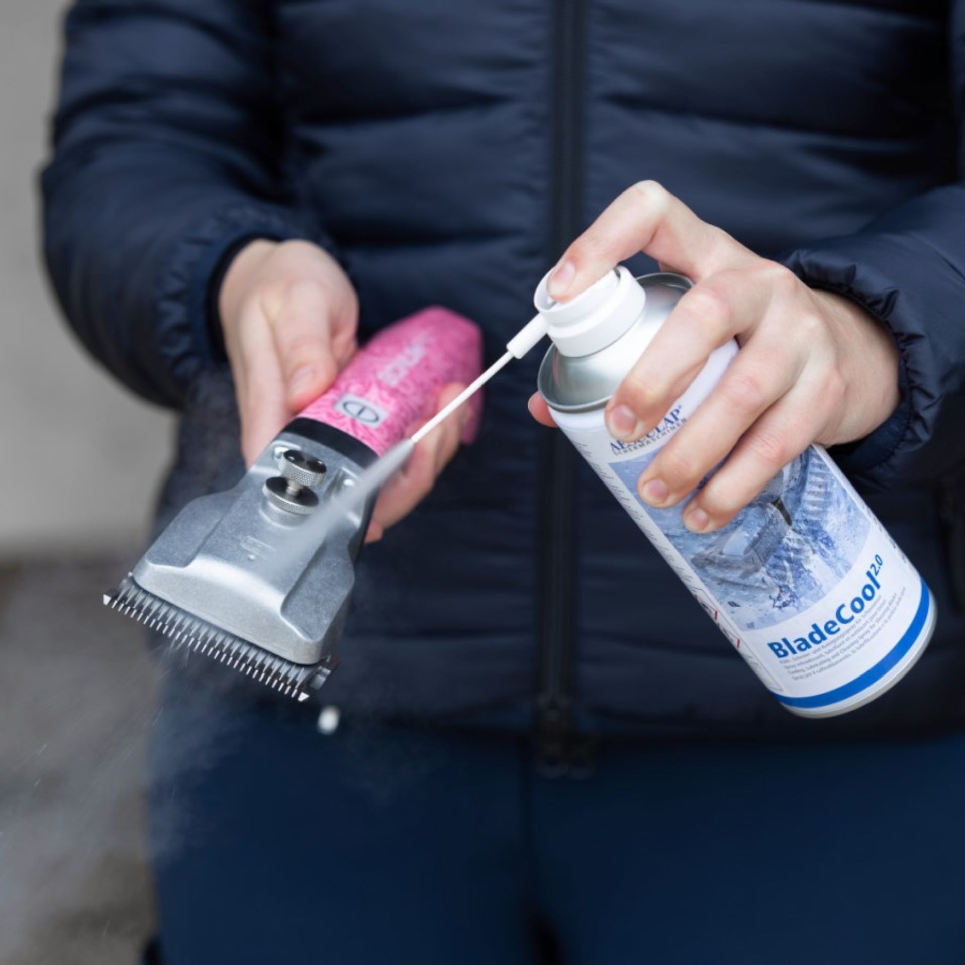 Aesculap BladeCool 2.0 Schermaschinen Kühlspray, 400 ml, im Einsatz