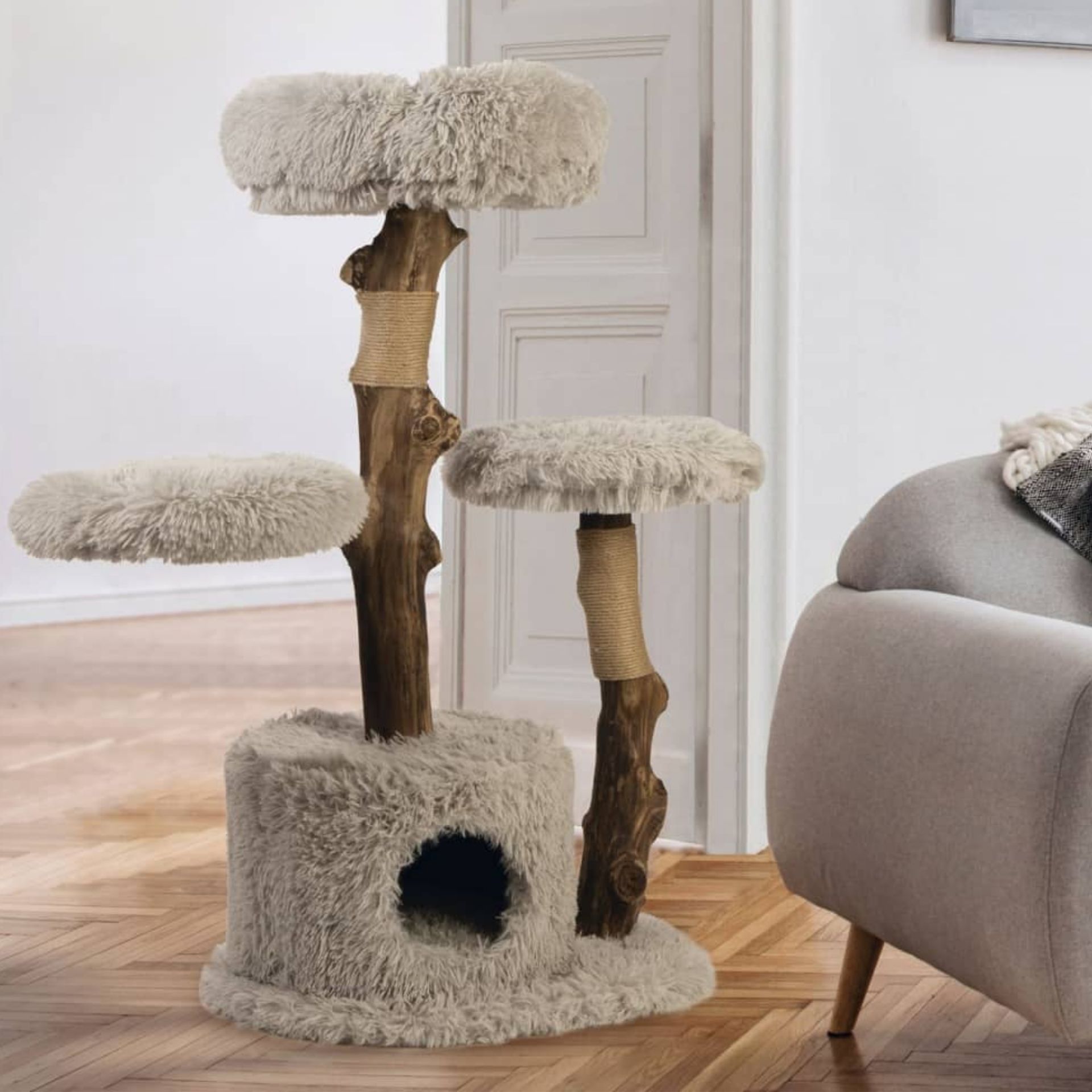 Designed by Lotte copac pentru pisici din lemn Ziza 60x45x100 cm, în utilizare, în interior