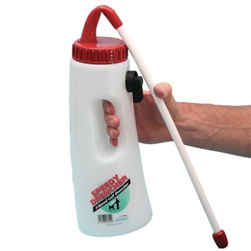 Biberon à veau Kerbl Speedy Drencher avec vanne à 3 voies, en utilisation, dans la main