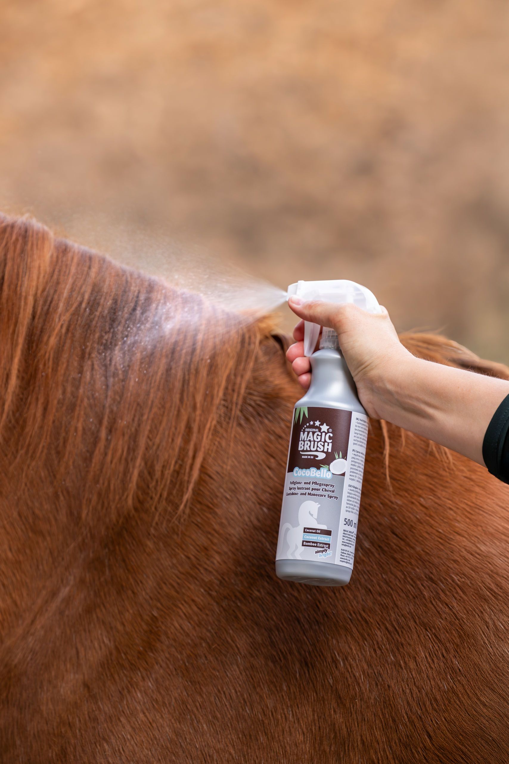 MagicBrush ManeCare Premium Mähnenspray für Glanz und kämmbares Fell, im Einsatz