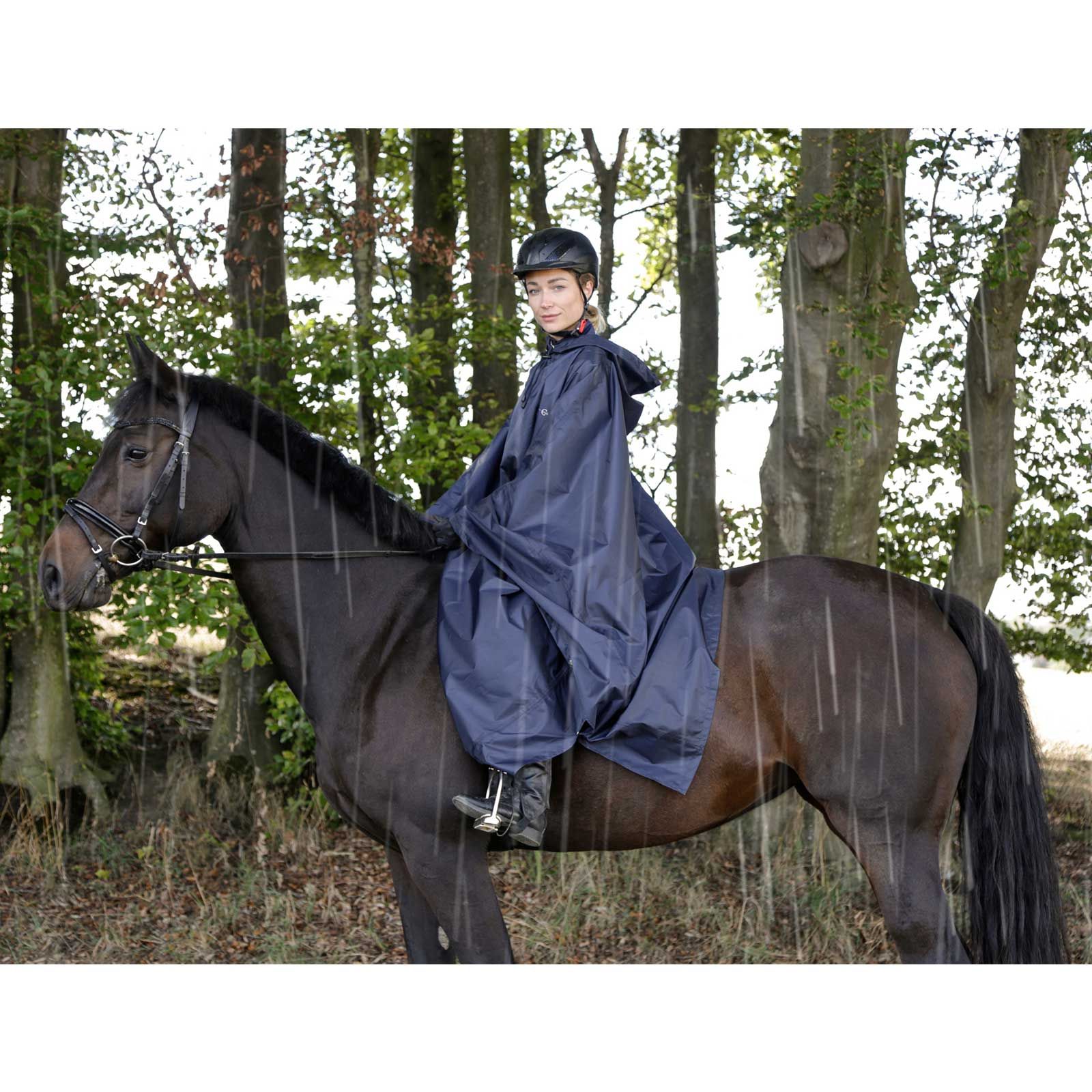 Covalliero Regnponcho för ridning, unisize, 100% vattentät, i användning