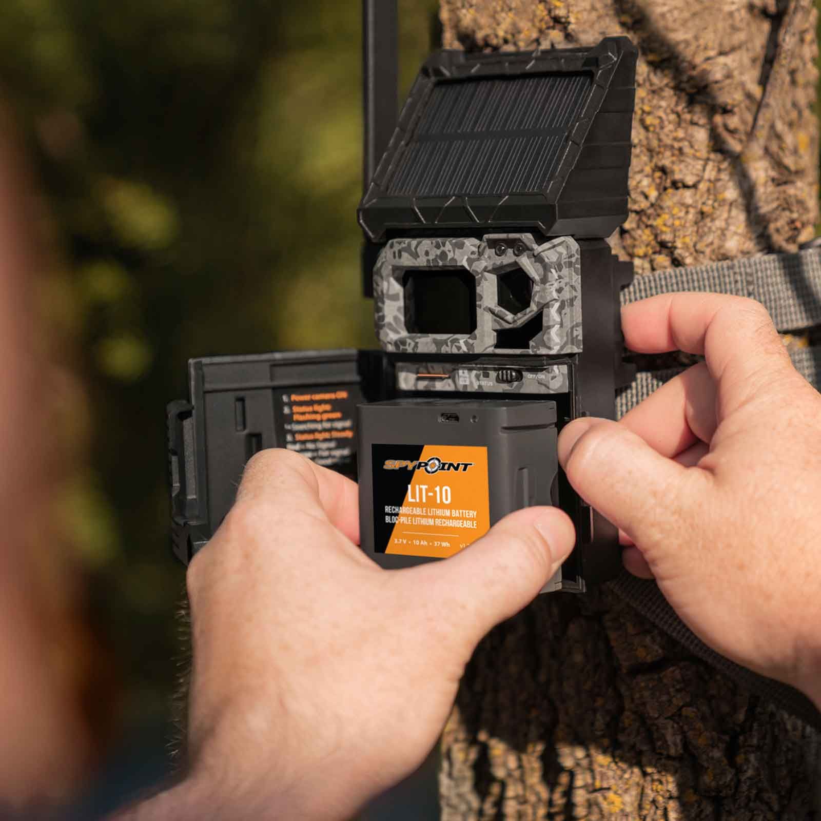 Spypoint LIT-10 Lithium-Akku für Wildkameras, wiederaufladbar, im Einsatz, in der Hand