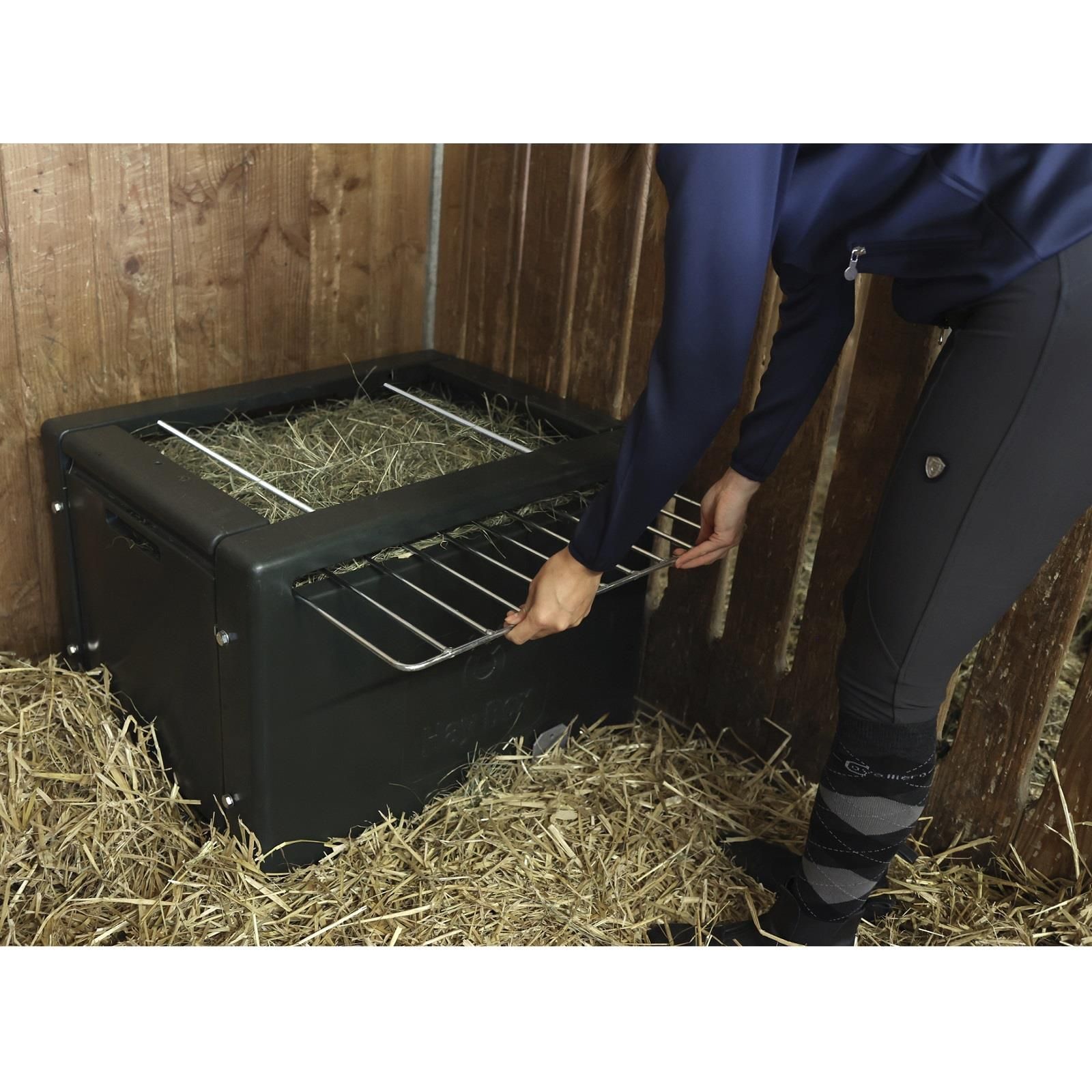 Kerbl Heubox HayBox mit Metallgitter für Pferde, staubarm, ca. 8-10 kg Heu, im Einsatz, im Stall