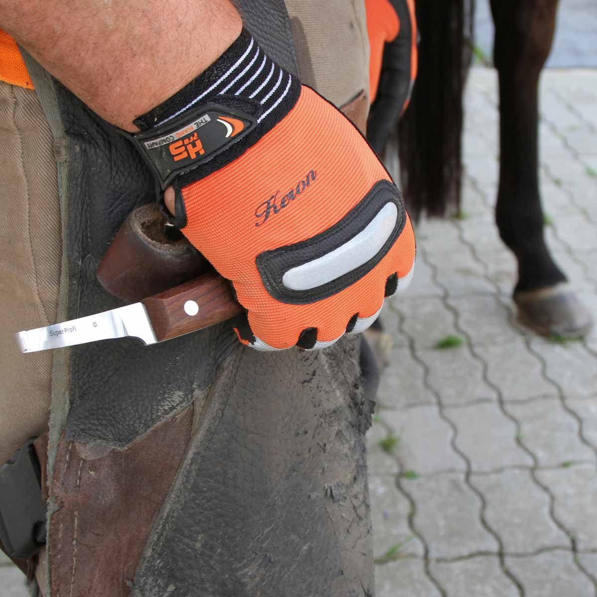 Kerbl Klauenmesser SuperProfi Huf- und Klauenpflege, im Einsatz, in der Hand