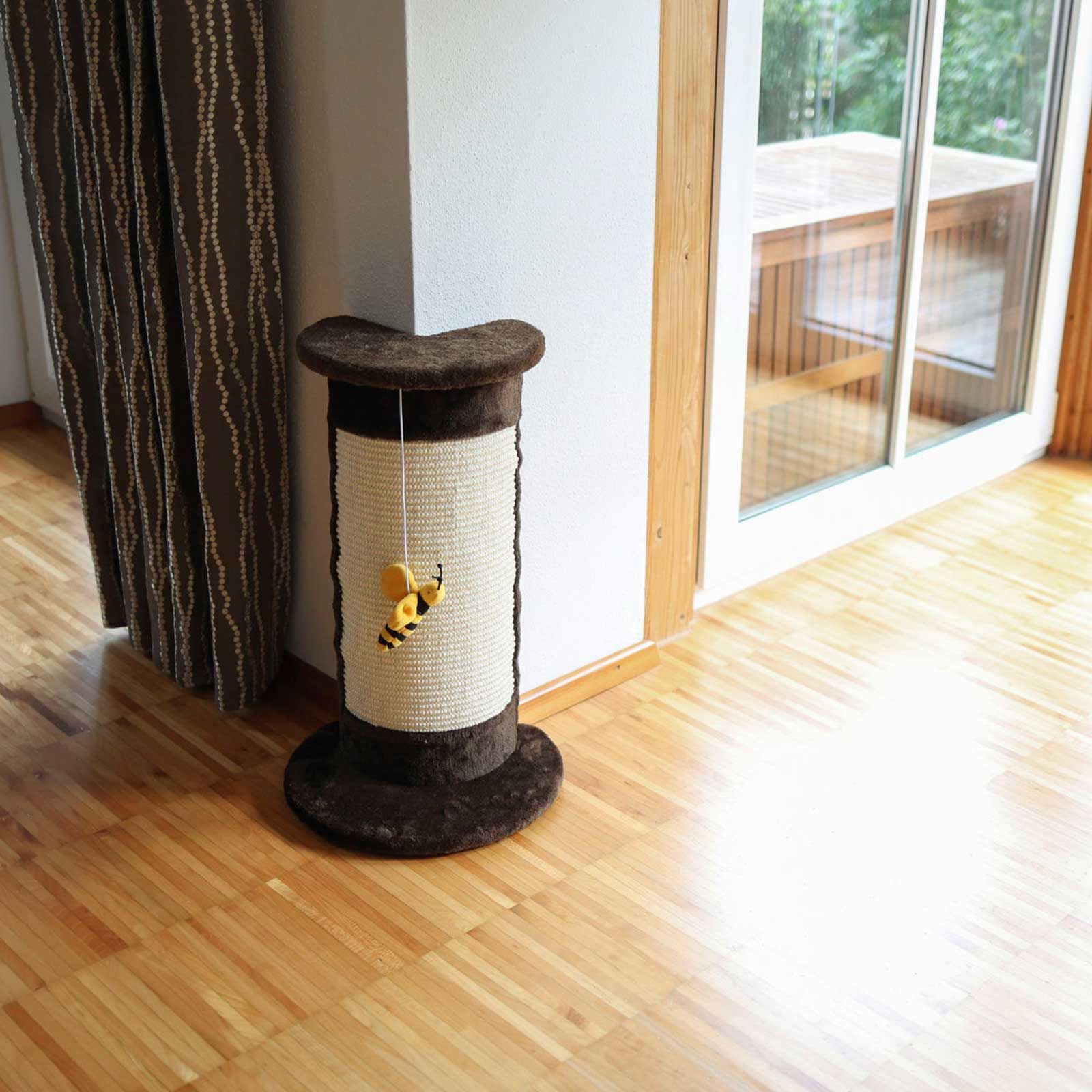 Kerbl Griffoir d'angle CORNER pour chats, 58 cm, sisal, avec abeille, en utilisation, en intérieur