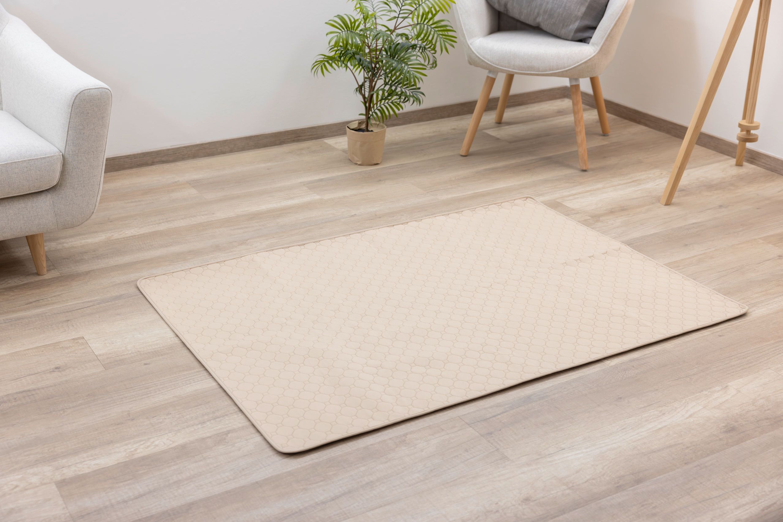 Tapis d'urine lavable Kerbl Pet, absorbant et antidérapant, en utilisation, en intérieur