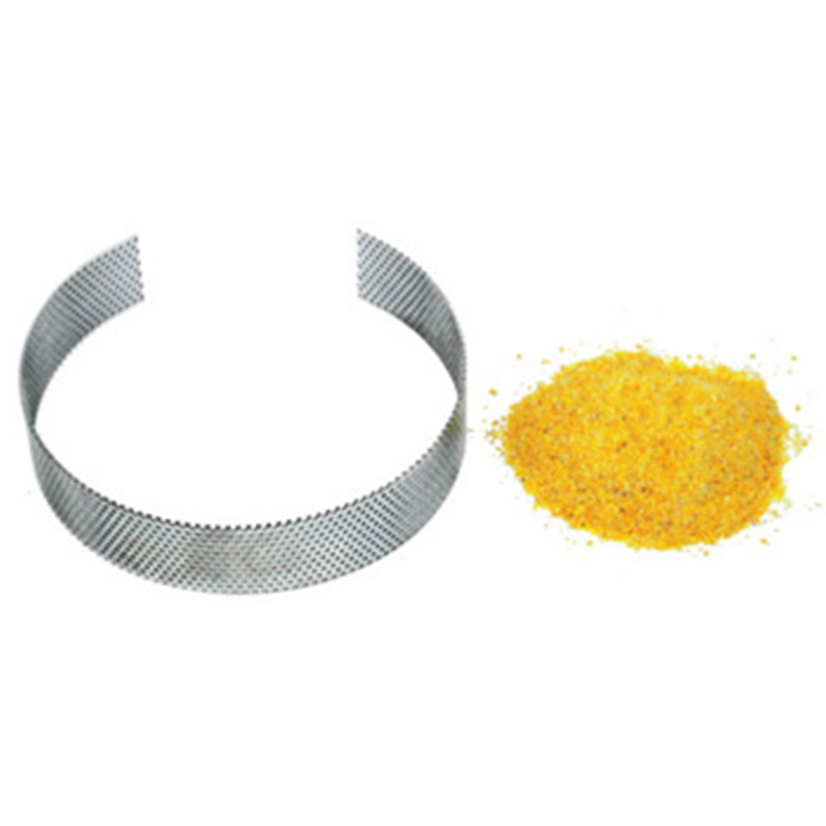 Metallring aus feinem Gitter, daneben gelbes Pulver aufgeschüttet