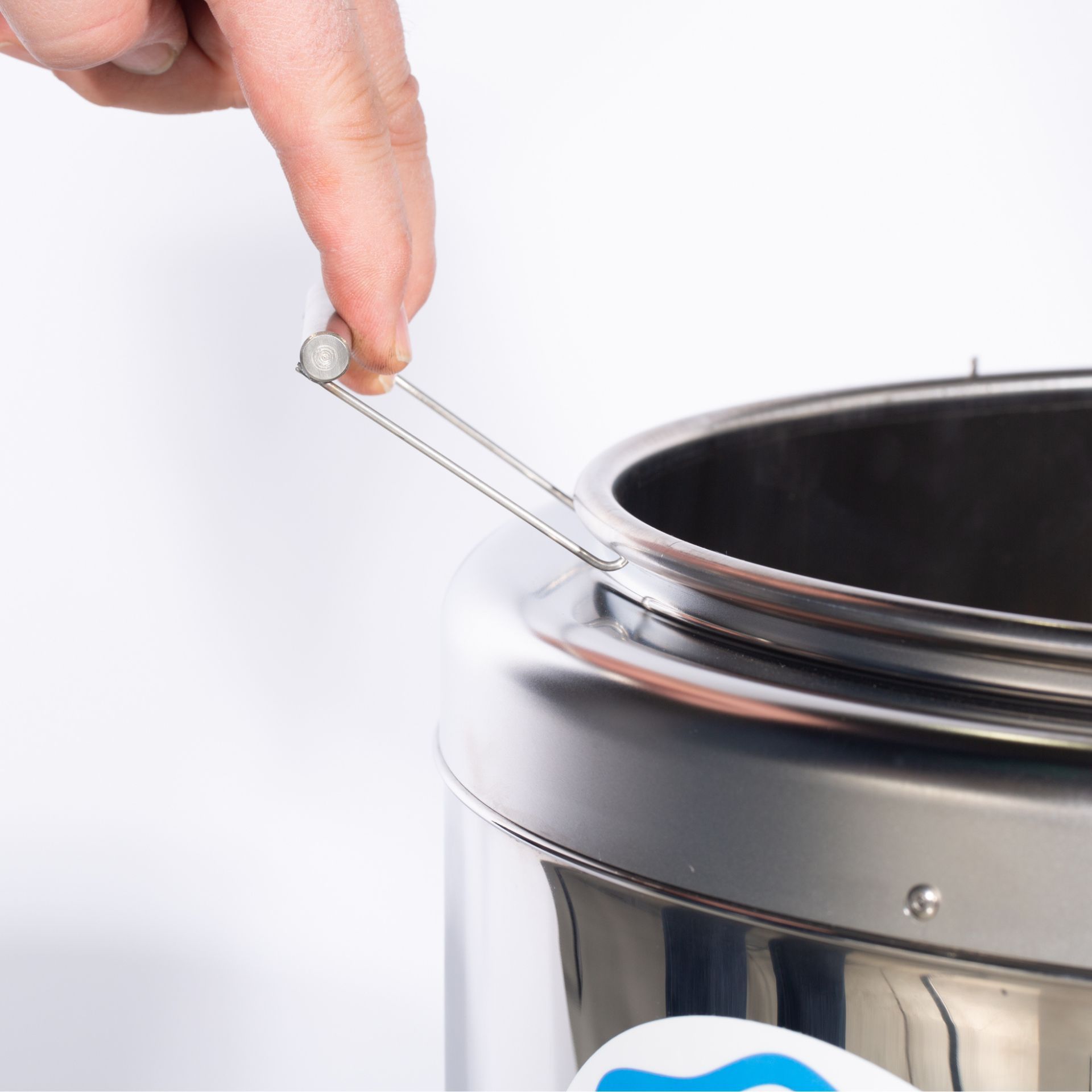 Milky Midi Mix Pasteurisator FJ 30, Käse- und Joghurtkessel, 230V, Detailansicht, in der Hand