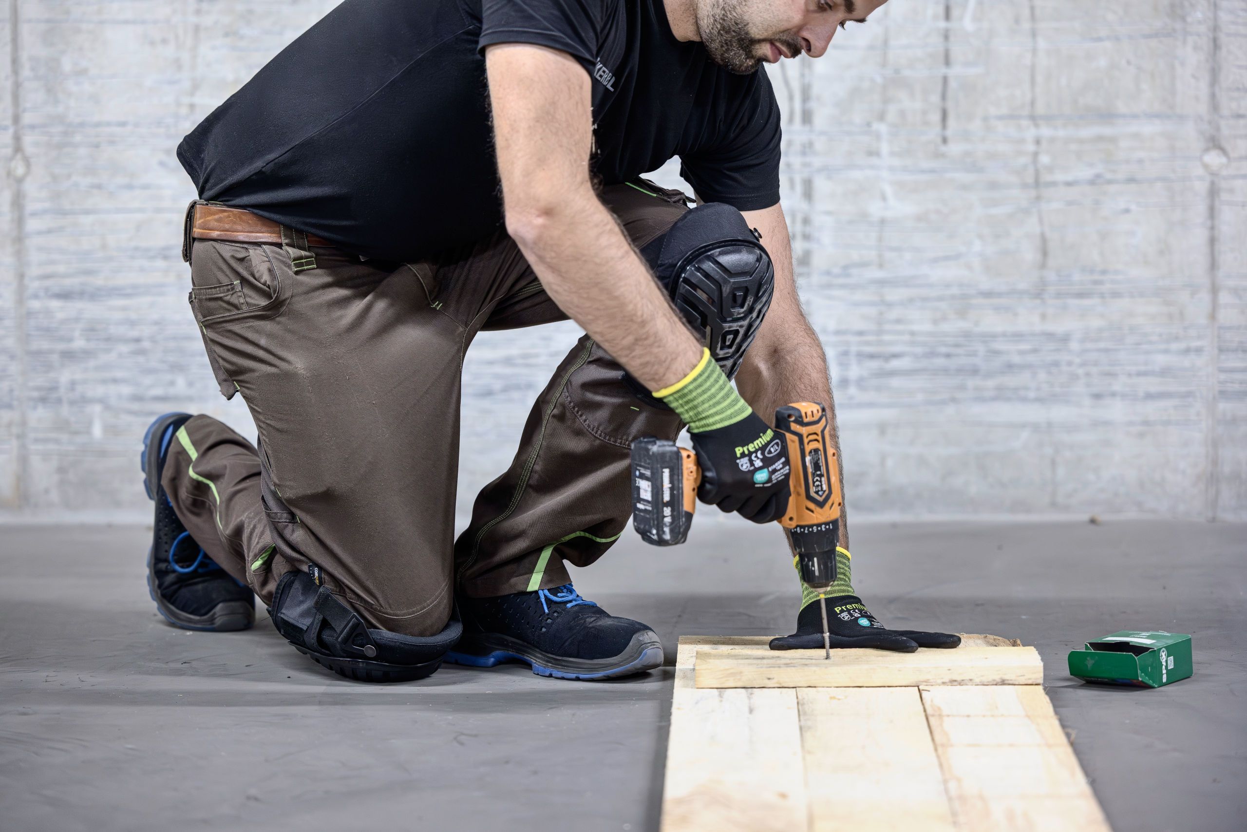 Bau, Bohrer, Handschuhe, Knieschoner, Holzbearbeitung