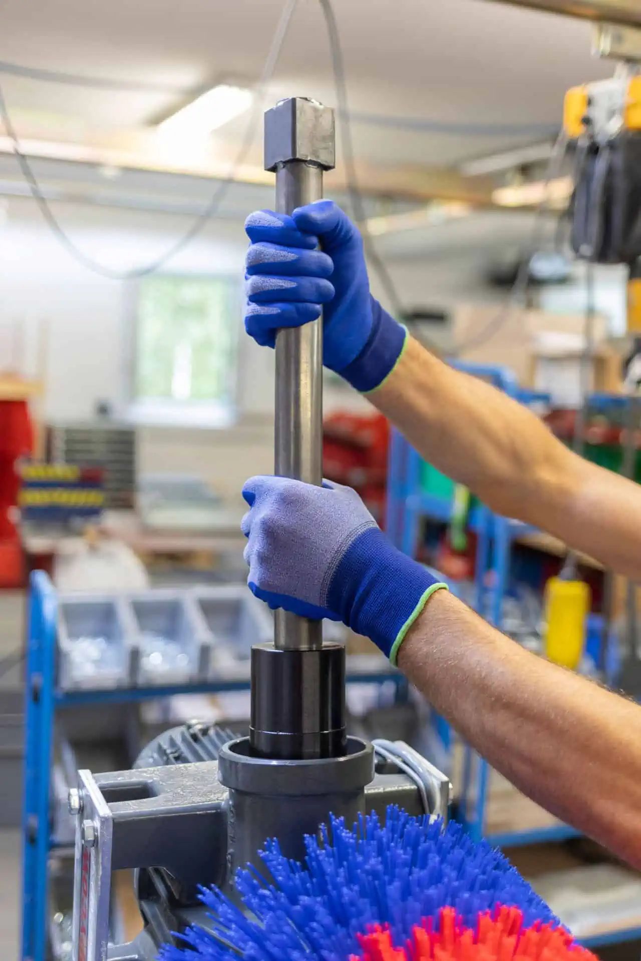 Kerbl Arbeitshandschuh MagneX 538 NanoFinish, wasserdicht griffig, im Einsatz, in der Hand