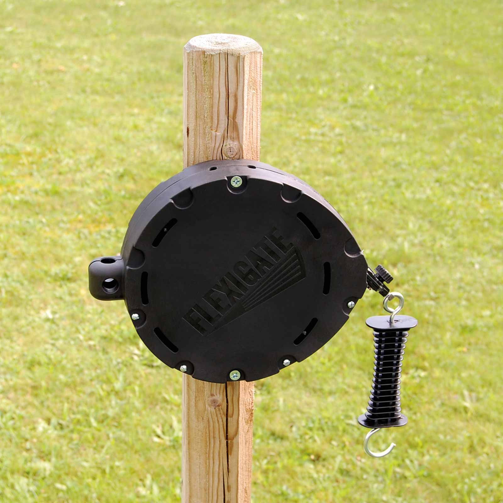 AKO FlexiGate Système de porte pour clôture électrique 19 m x 20 mm, en utilisation