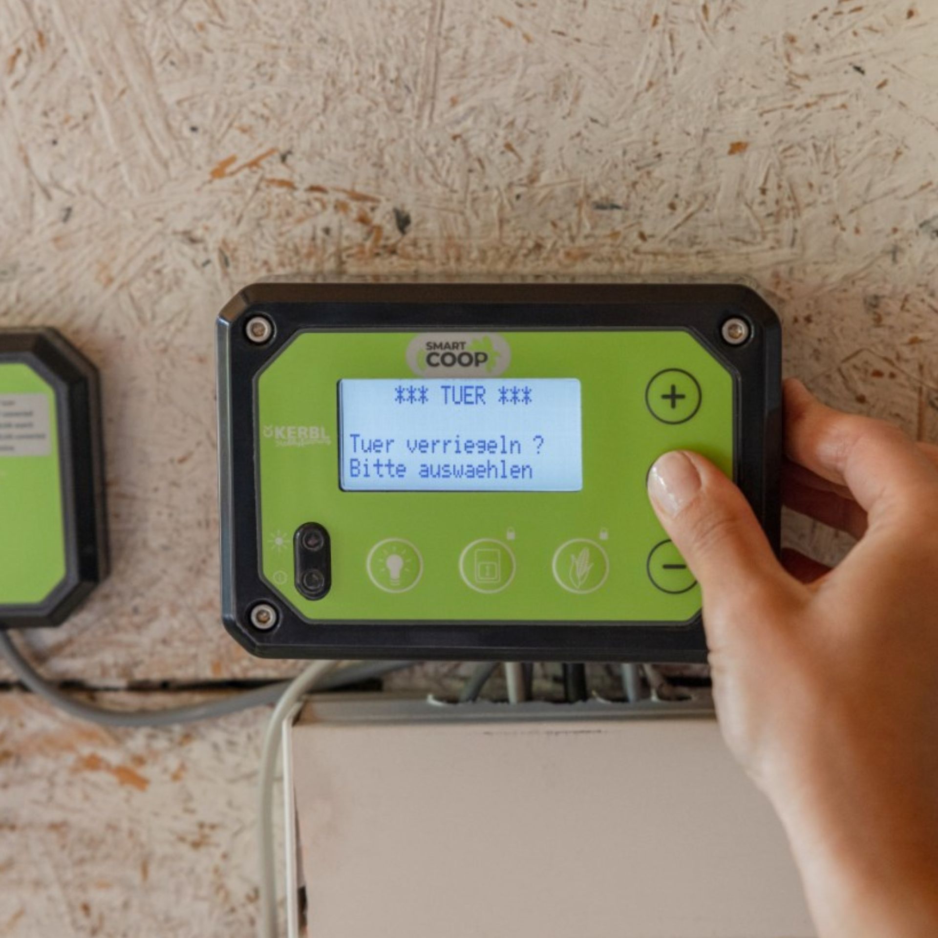 elektrischer Controller, grünes Bedienfeld, Handgerät, Anzeige, industrielle Ausrüstung