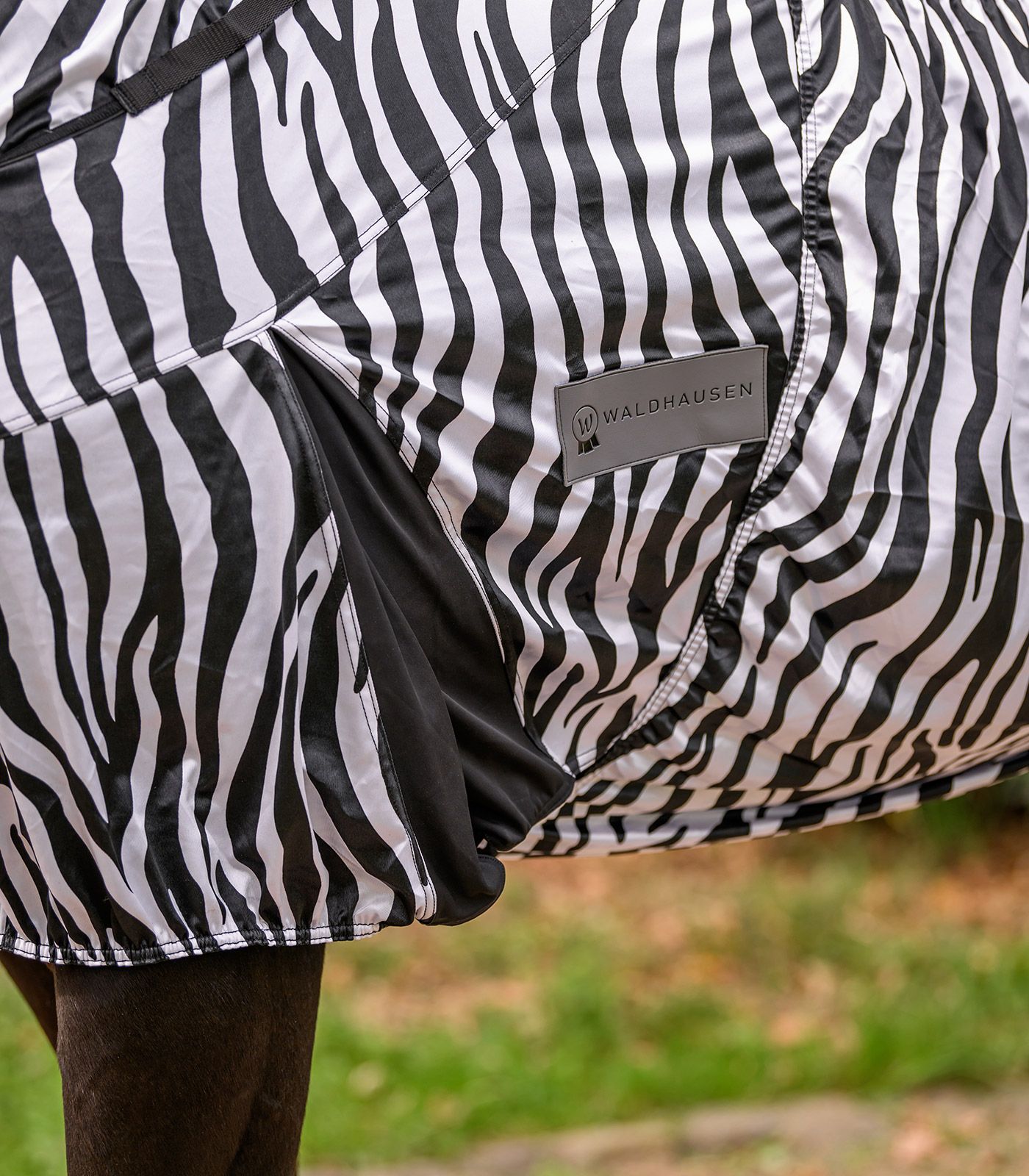 Waldhausen Ekzemerdecke Zebra Premium, atmungsaktiv & insektenabweisend, Detailansicht, Logo