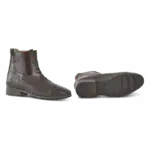 Zwei braune Stiefeletten mit elastischem Einsatz, eine Ansicht zeigt die Profilsohle