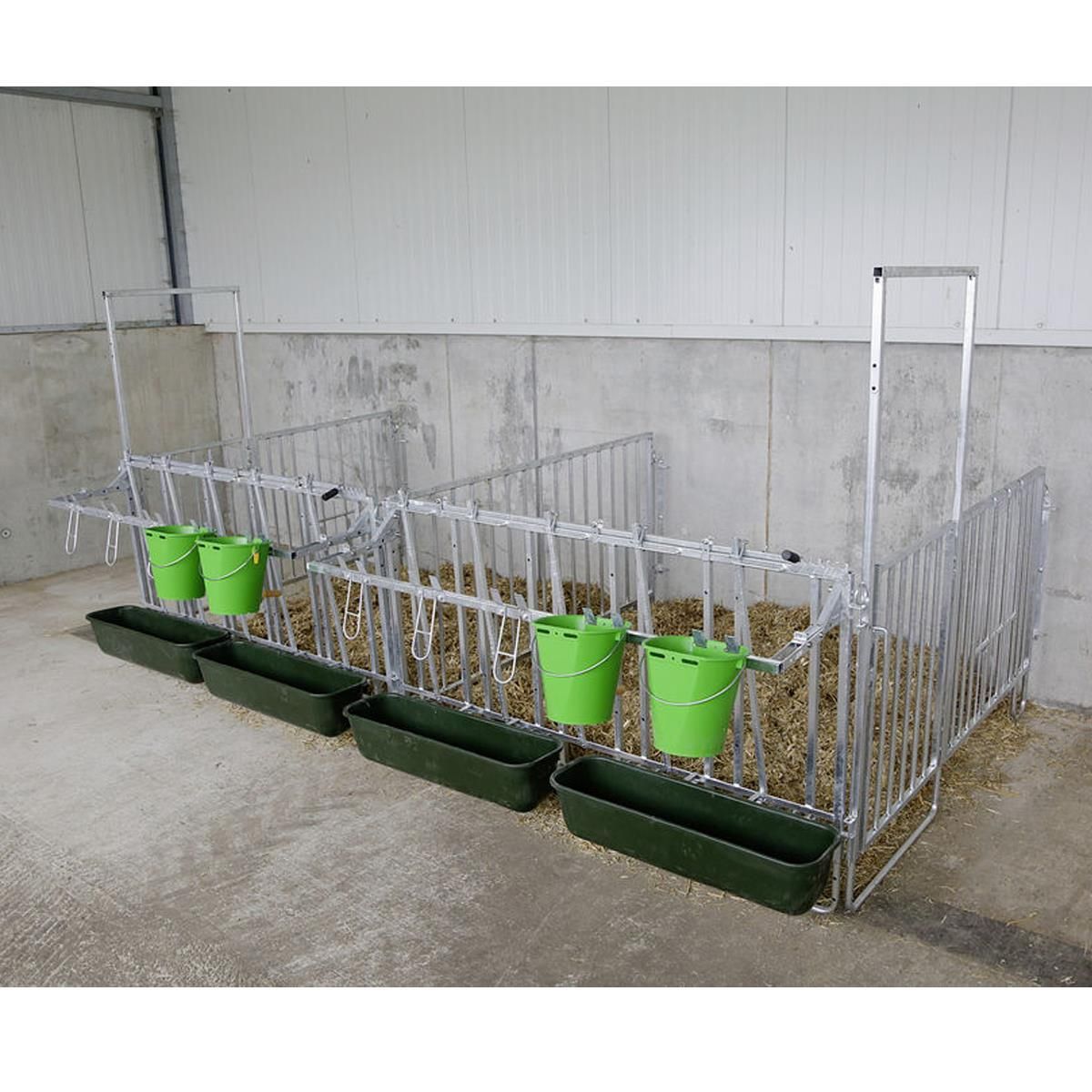 Cornadis Modulaire pour veaux, Enclos d'alimentation, en utilisation, à l'écurie