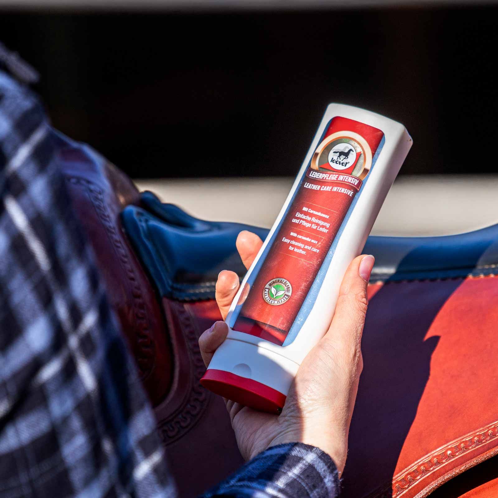 Leovet Lederpflege Intensiv mit Carnaubawachs, 250 ml, im Einsatz, in der Hand