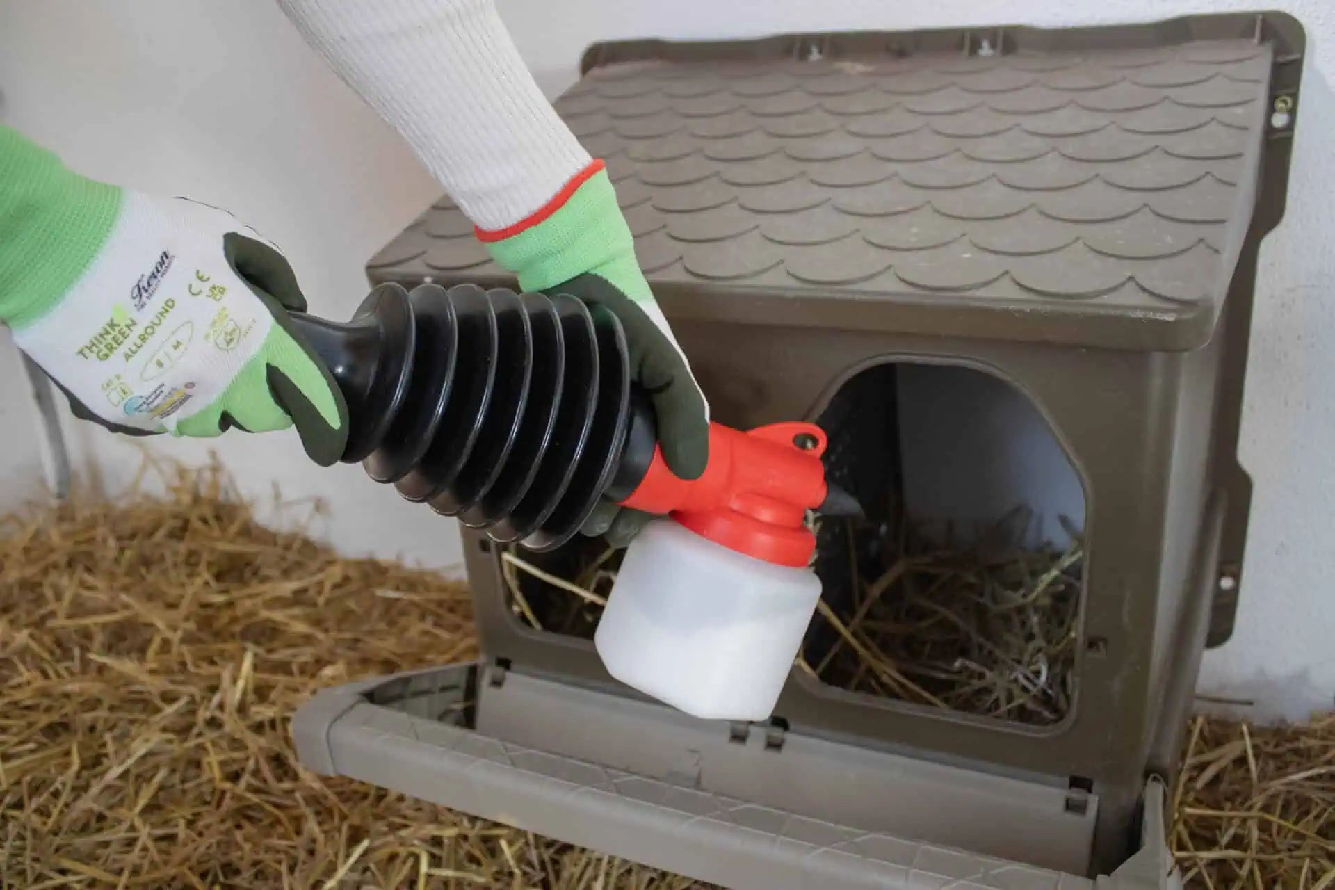 CIT Powder Sprayer 500 ml with 5 Nozzles & Extension, in use, in the stable
