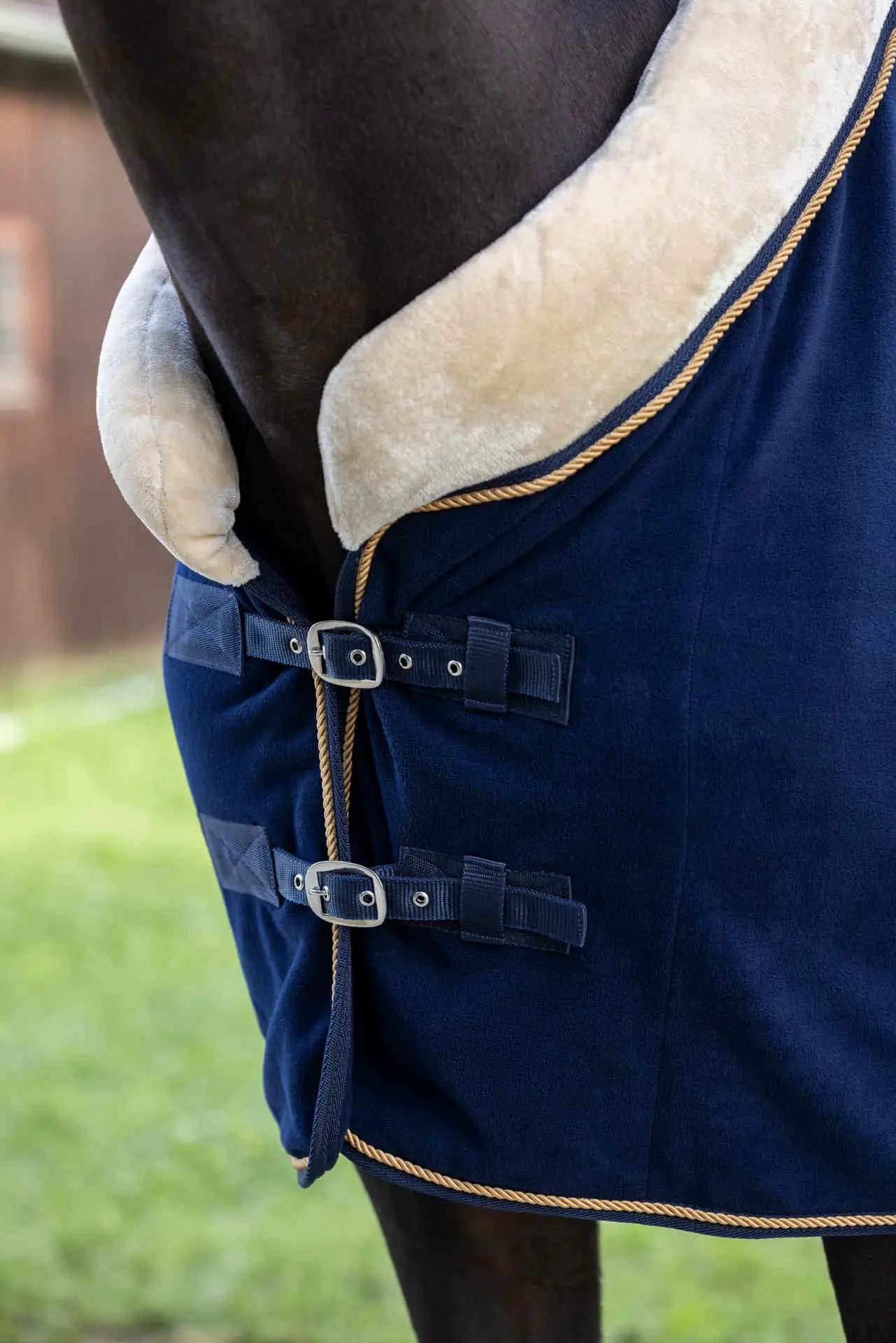 Covalliero Fleecefilt RugBe Royal, Avsvettningsfilt med Teddyfleecekrage, detaljbild, förslutning