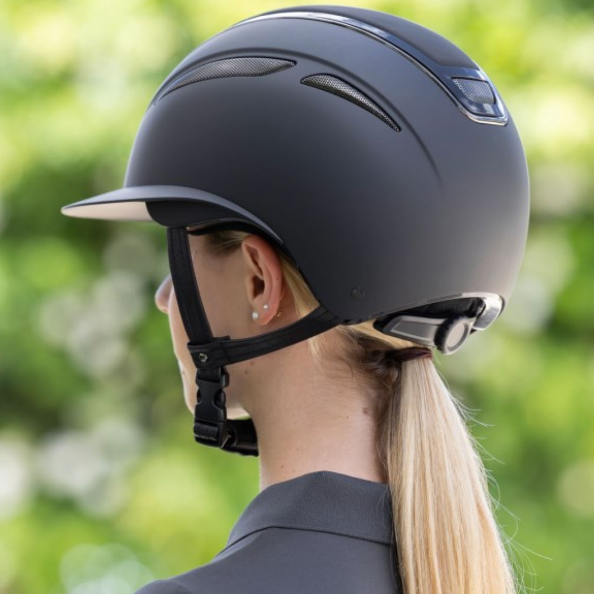 Covalliero Ridhjälm Elite Polo med polovisir, discsystem och ventilation, vy bakifrån