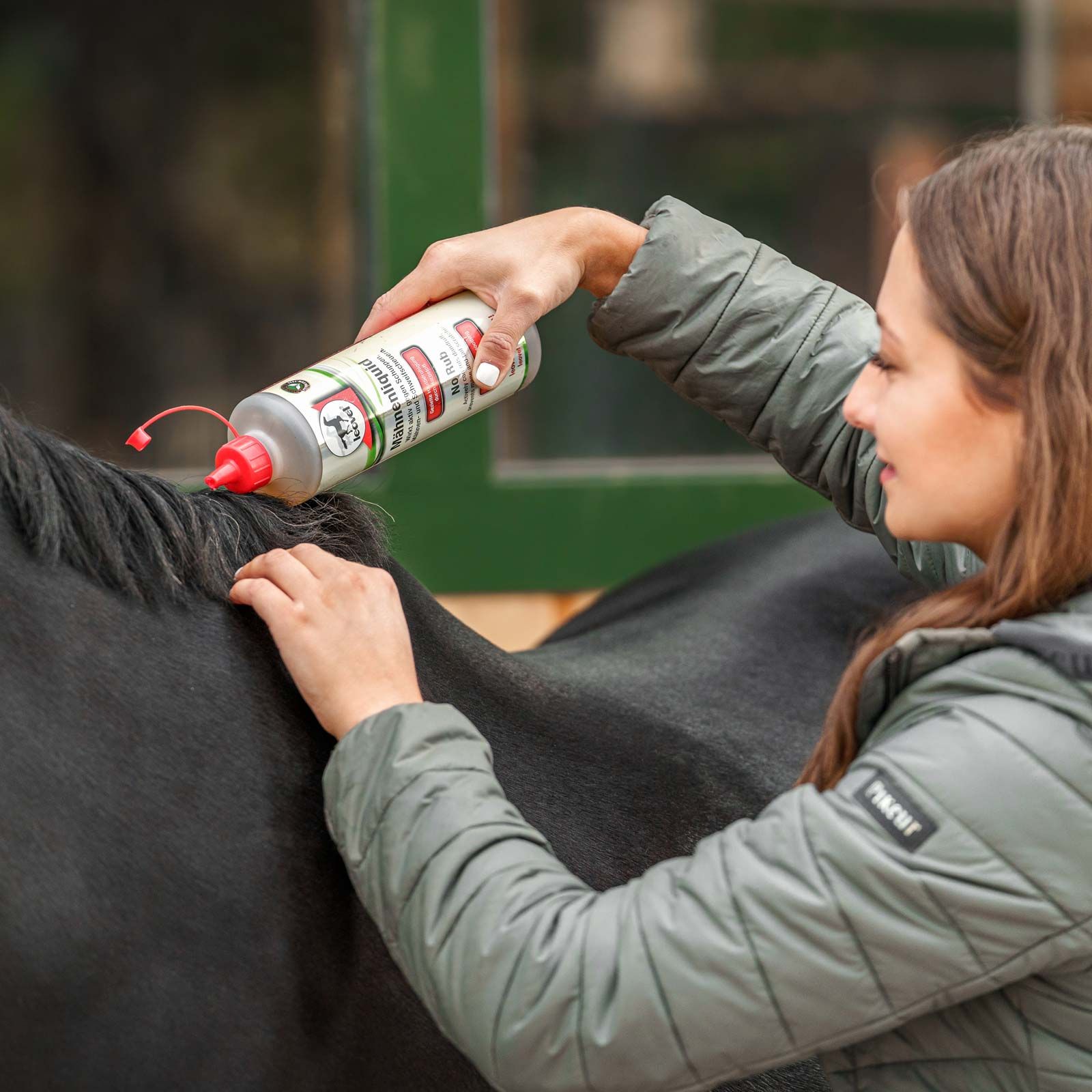 Leovet Mane Liquid mot mjäll och klåda för hästar, 500 ml, i användning, i stallet