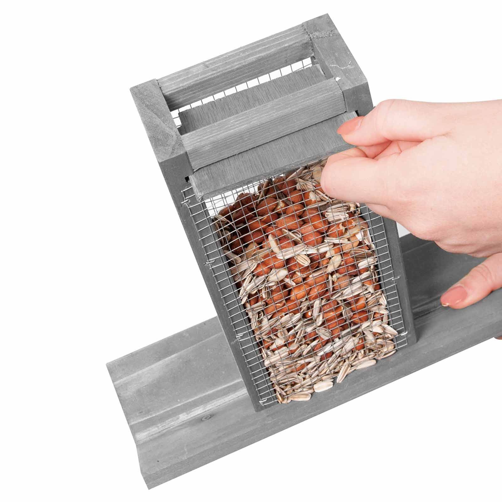 Vogelhaus RUNA mit Ständer grau, im Einsatz, in der Hand