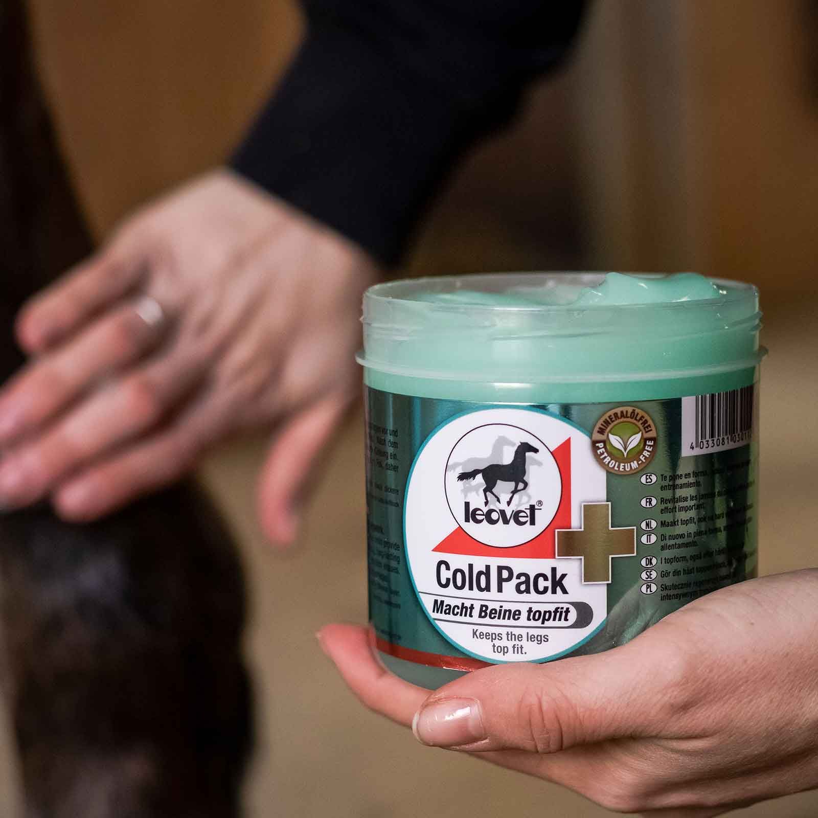 Leovet Cold Pack Unguent pentru Cai, 500 ml, Gel Regenerare, în utilizare
