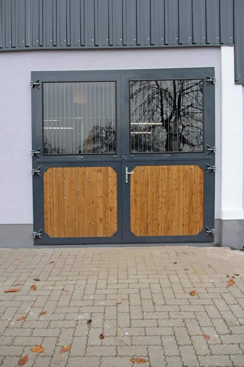 Growi Stalltor Drehfenster, wetterfeste Holzfüllung mit Sicherheitsglas, Vorderansicht