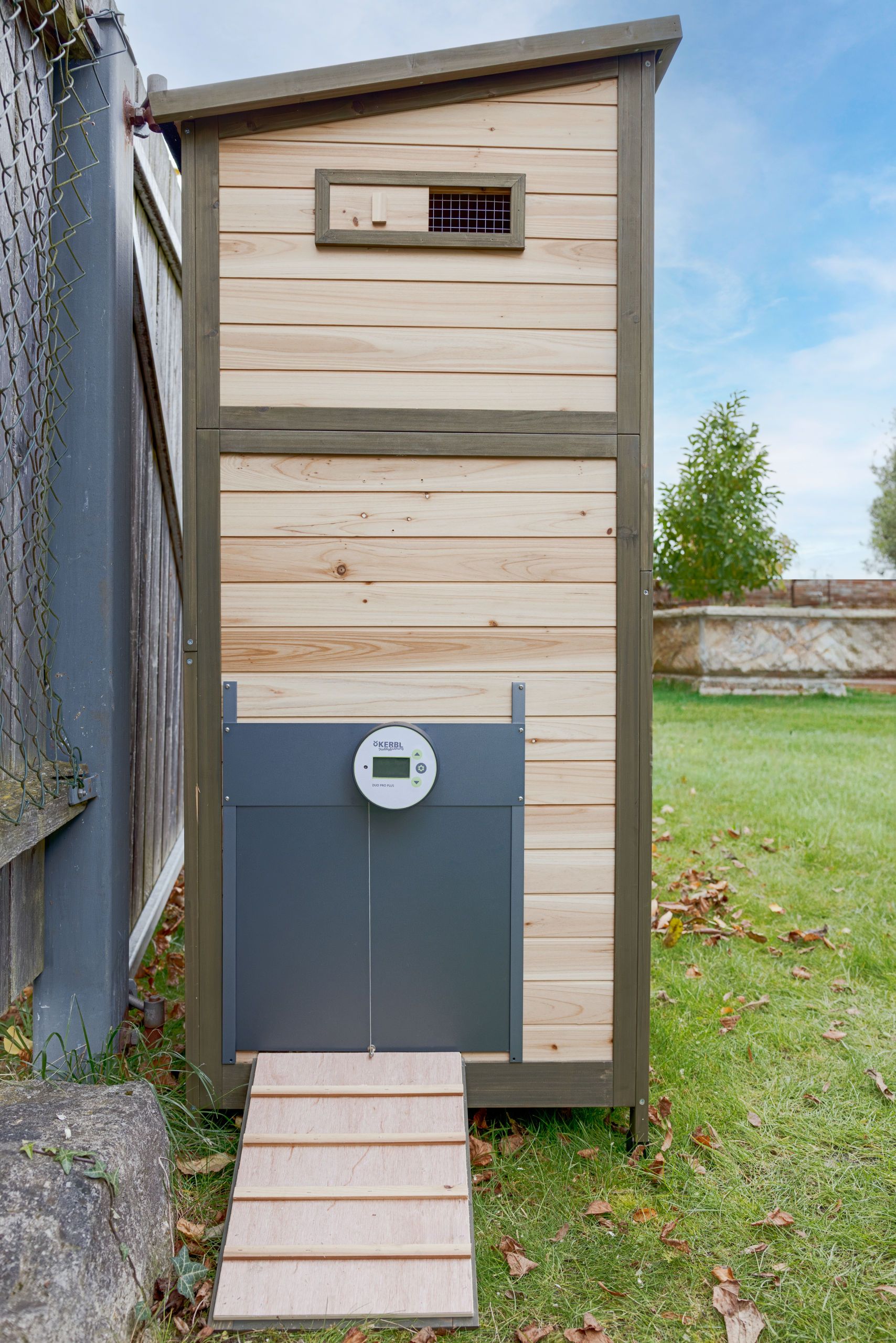 Porte automatique pour poulailler Kerbl Duo Pro Plus, capteur, en utilisation