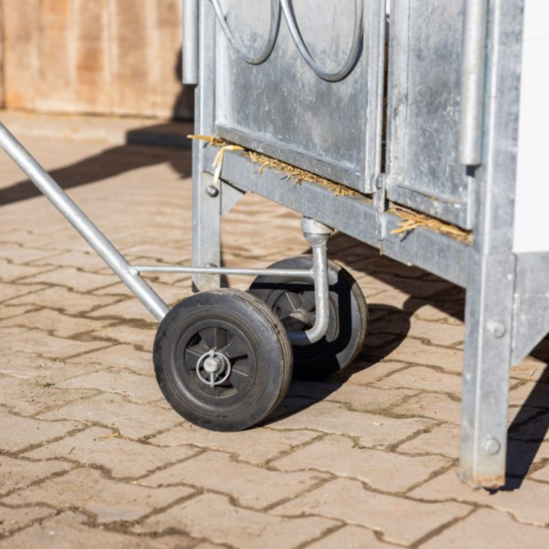 Kerbl Fahrvorrichtung für Kälberbox, verzinkt mit 2 Rädern, Detailansicht, Rad
