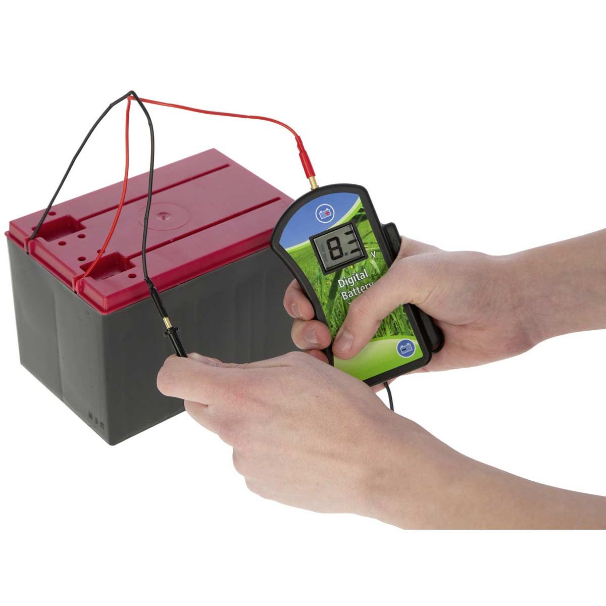 Kerbl Batterietester digital 6-20 V für Weidezaungeräte, im Einsatz, in der Hand