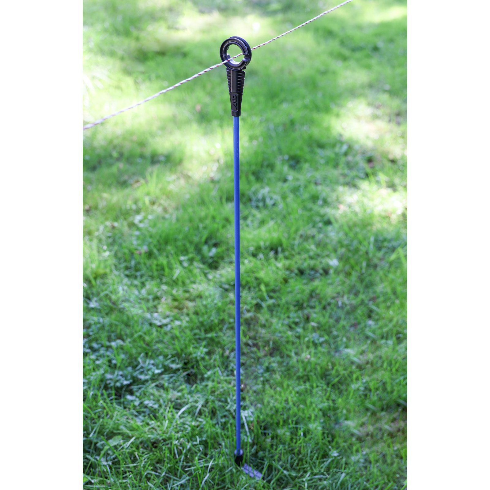 10x Fiberglaspfahl oval Premium mit Metallspitze 110 cm, im Einsatz, auf der Weide