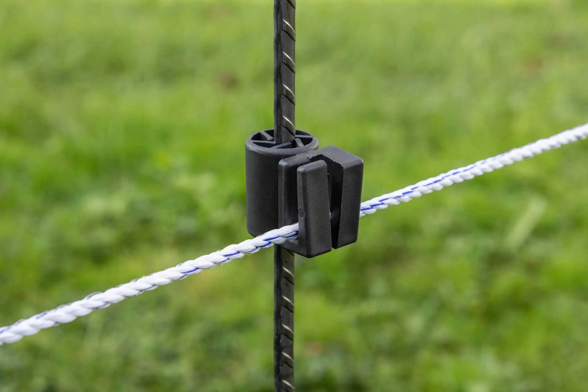 AKO Isolateur à enfoncer pour poteaux, Ø 6-12 mm, 25 pièces, en utilisation, au pré