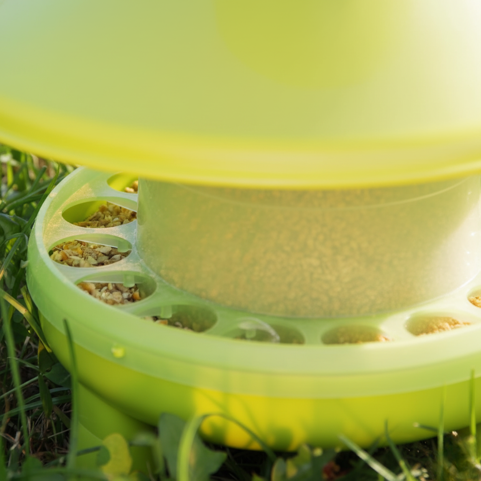 Agrarzone Futterautomat Hühner mit Regenschutz grün, 4 kg, Detailansicht