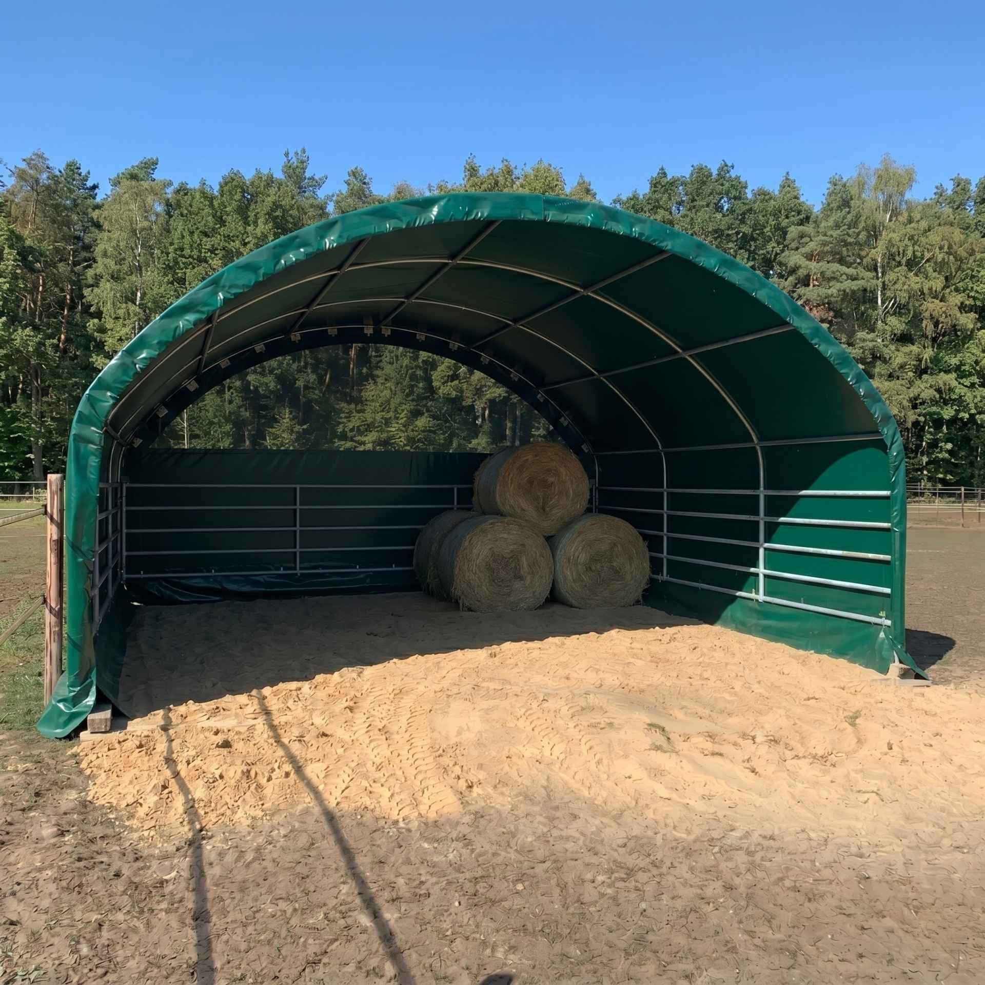 Heuballen, Lagerunterstand, grünes Zelt, Landwirtschaftliches Bauwerk, Outdoor-Schuppen