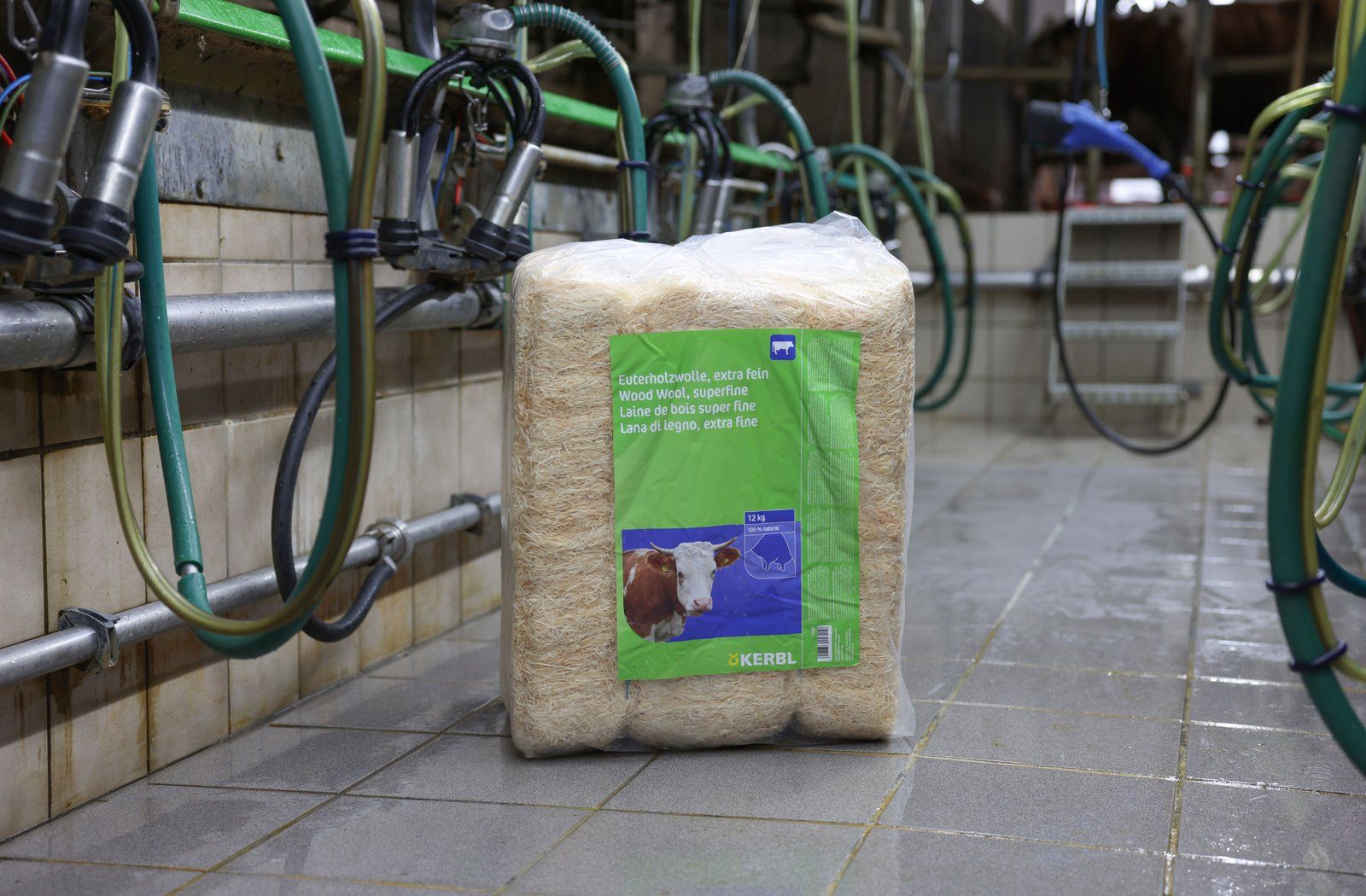 Kerbl Udder Wood Wool Fine Grade 12 kg, Pure Natural Spruce and Pine Product