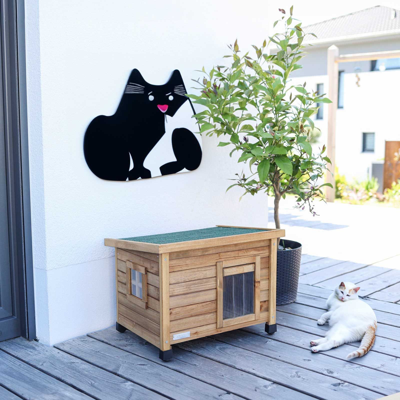 Kerbl Katzenhaus Rustica wetterfest outdoor, 57x45x43cm braun, im Einsatz
