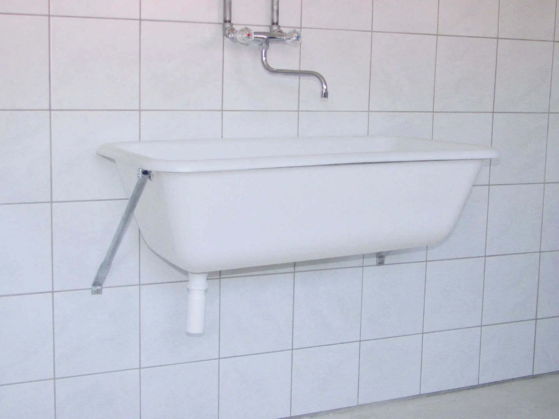 Kerbl Bac de lavage 65 L, polyéthylène, avec crépine et écoulement, en utilisation, raccord