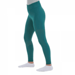Person trägt eine türkisgrüne Reitleggings mit hohem Bund und weiße Sneaker