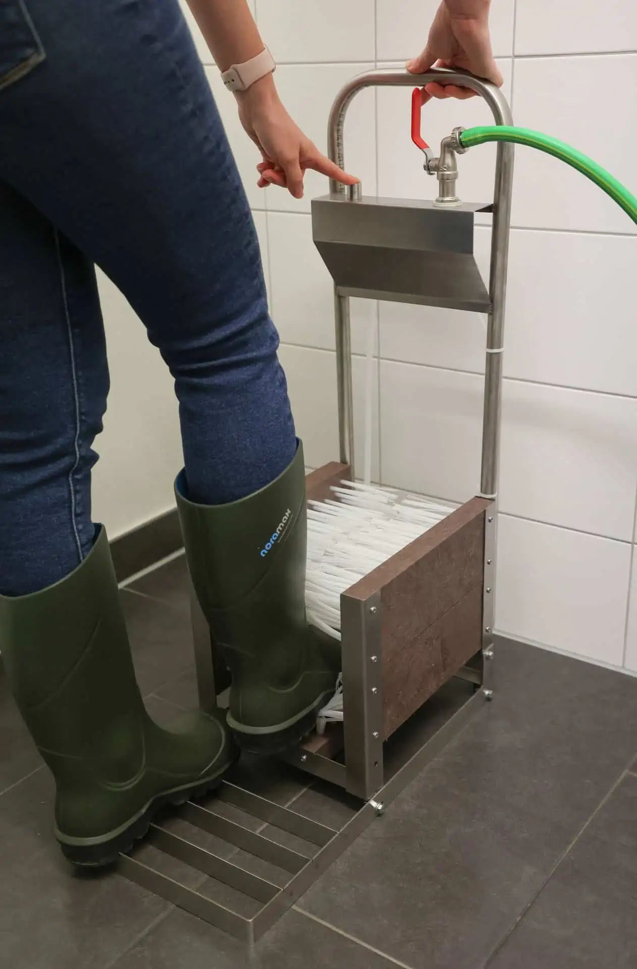 Kerbl Stövelrengörare Rostfritt Stål med Vattenanslutning, i användning