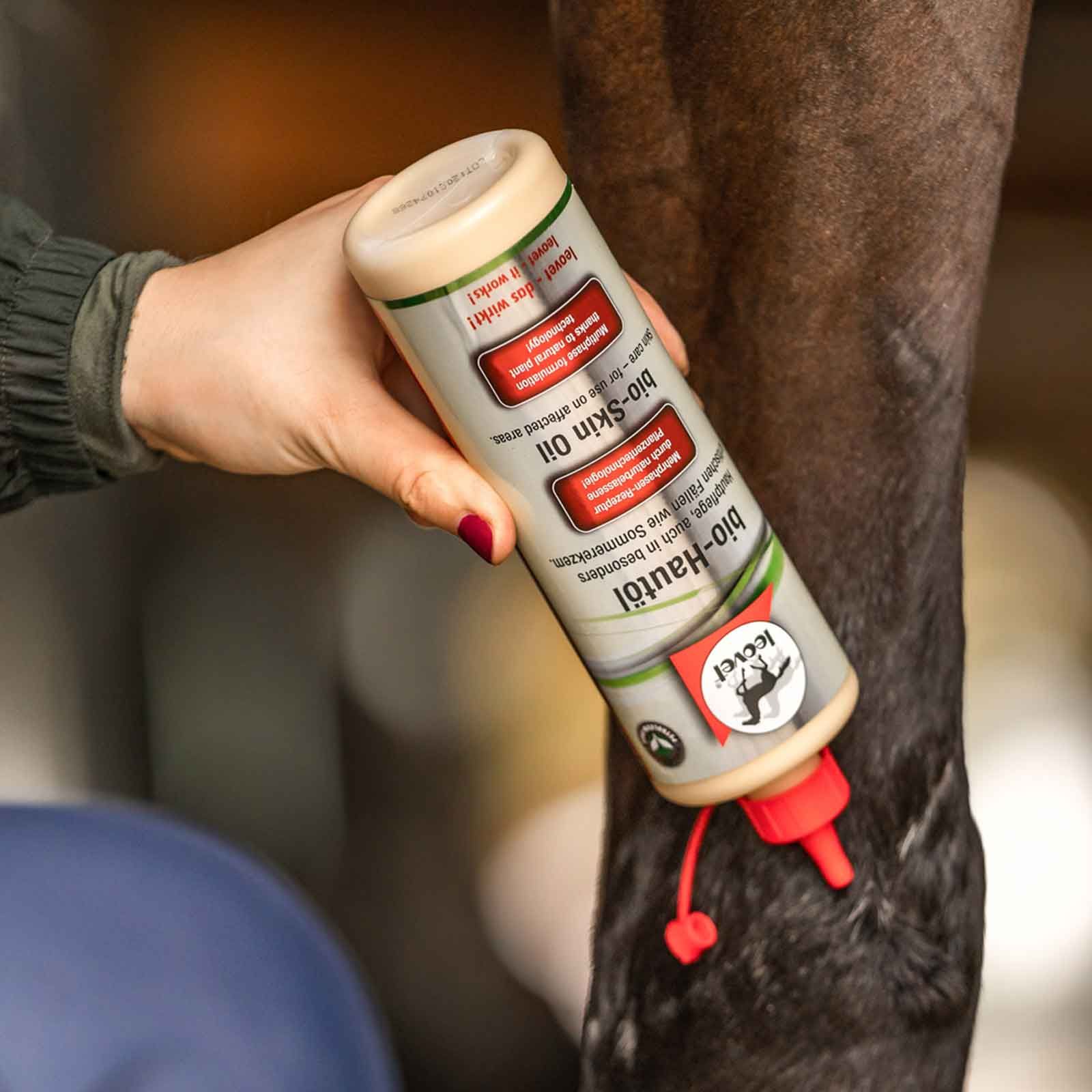 Leovet Bio-Hautöl für Pferde 500 ml, bei Sommerekzem & Juckreiz, im Einsatz, in der Hand