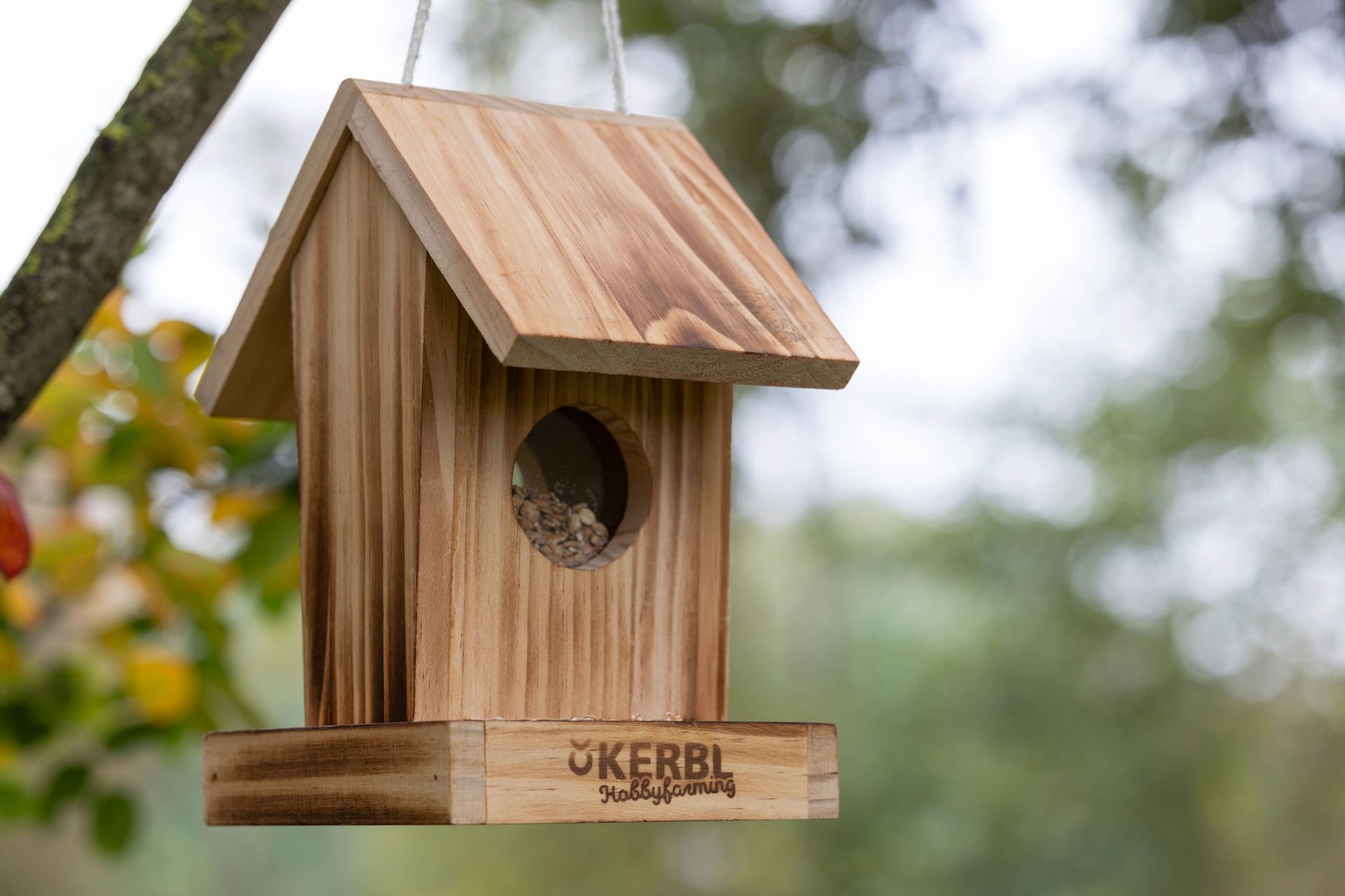 Kerbl Gindelalm fågelbord, trä, med öppningsbart tak, 0,7 L, framifrån