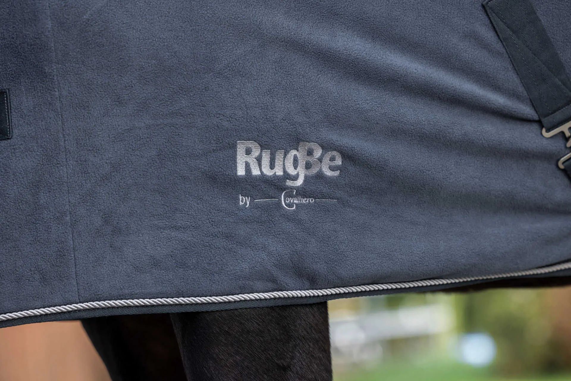 Covalliero Fleecefilt RugBe Royal, Avsvettningsfilt med Teddyfleecekrage, detaljbild, logotyp