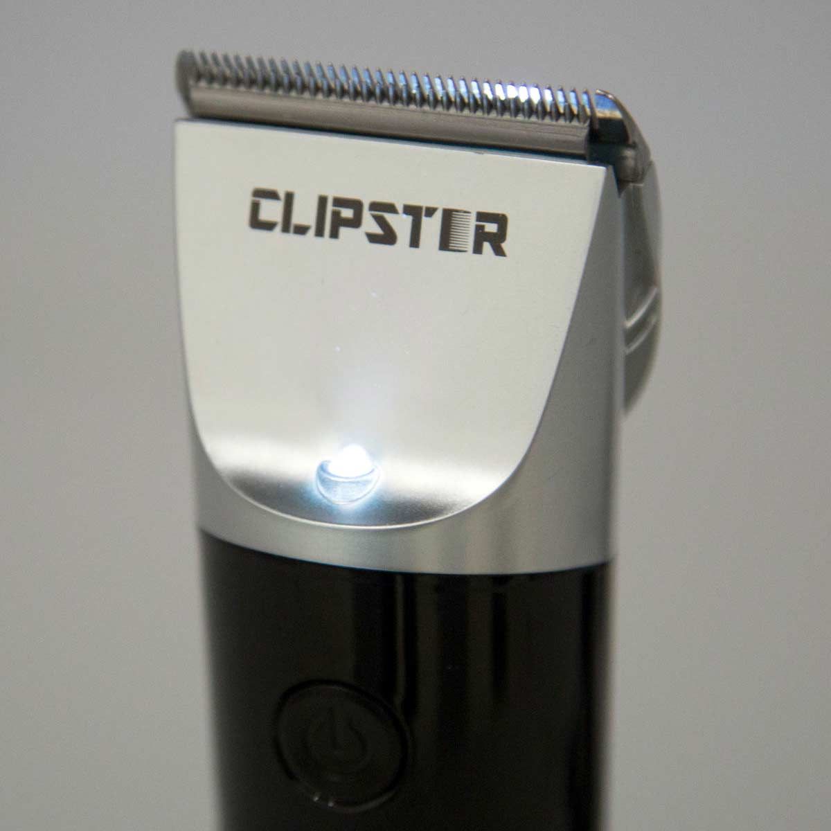 Clipster DeloX akkumulátoros nyírógép részletnyíráshoz, részlet, logó