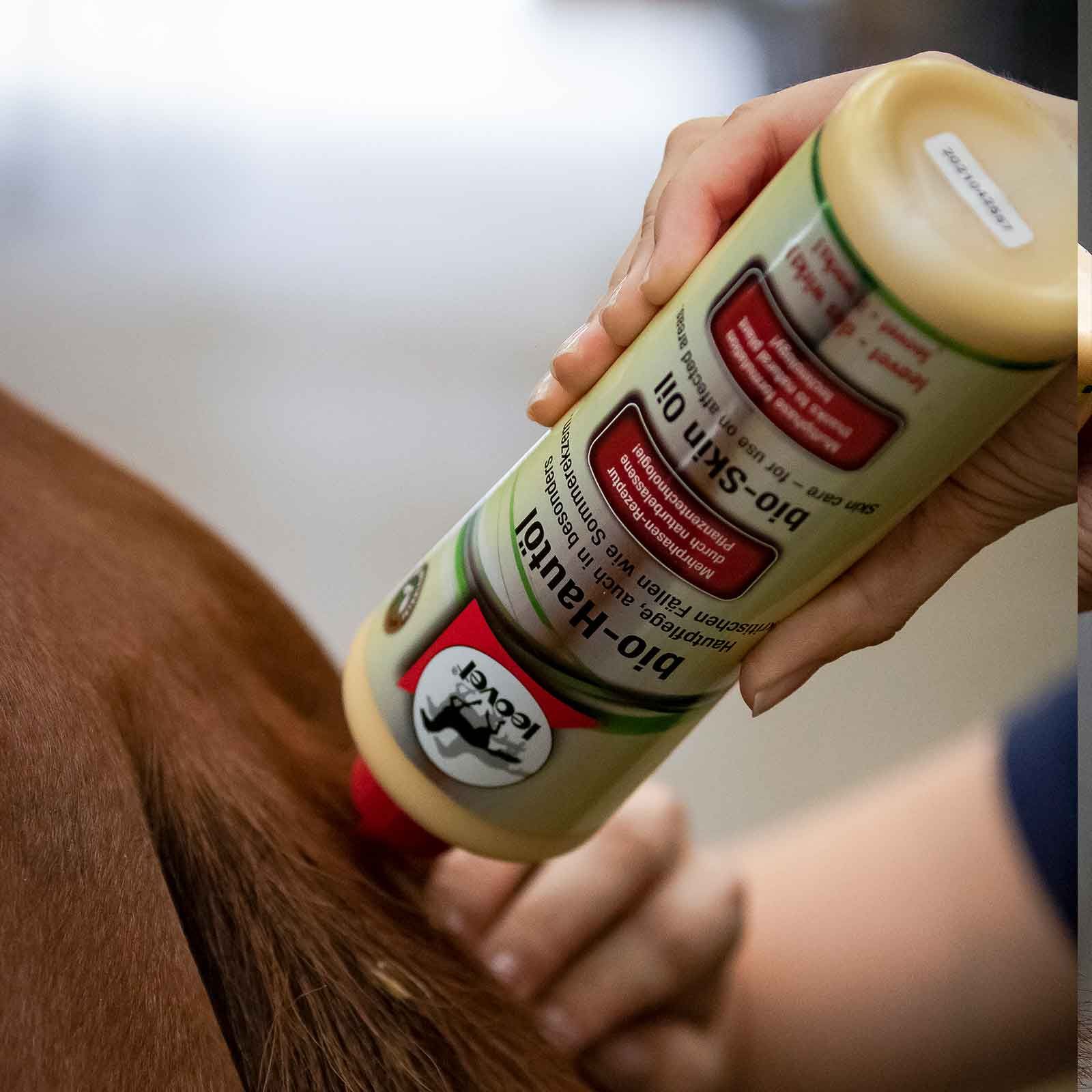 Leovet Organic Skin Oil for Horses 500 ml, Sweet Itch Care, in use